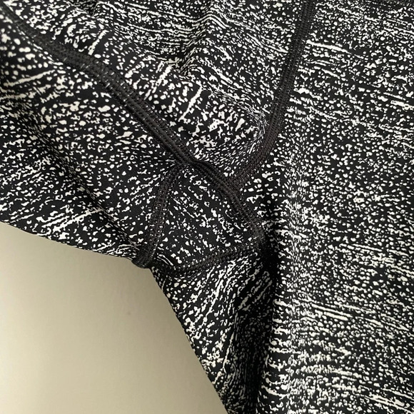 Lululemon Pace Perfect Crop (17") mid Rise Air Time  White Black Size 4 - Picture 11 of 16